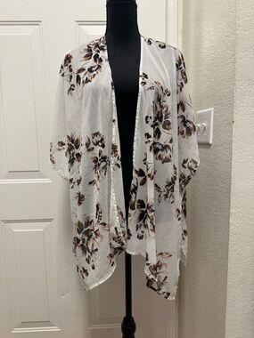 Maurices Light Gray Floral Sheer Kimono